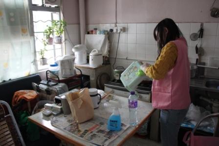 Cleaning the elder's home to welcome the lunar new year
