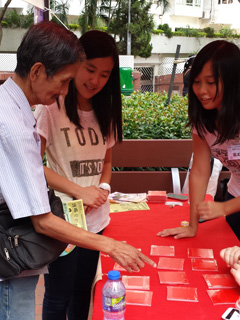 The elderly playing card game in order to strengthen their memorization skills