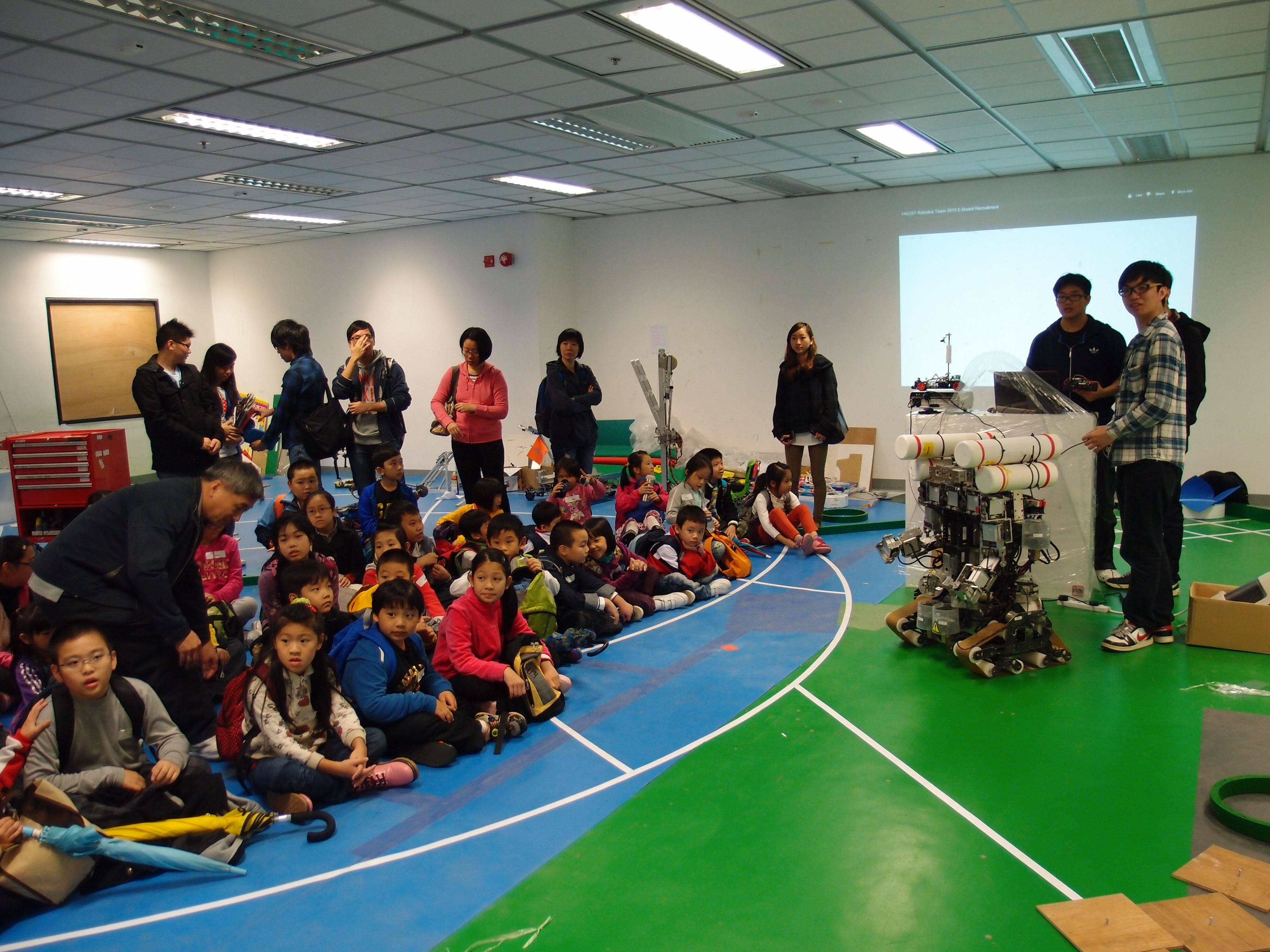 The children were really interested in the demonstration conducted by the Robotic Team of HKUST!