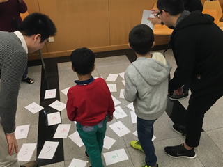 Children playing games about the sequence of writing Chinese words