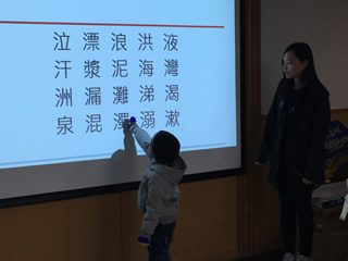 Child identifying the radical of a bunch of words in the workshop
