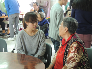 A elder sharing her life to a volunteer
