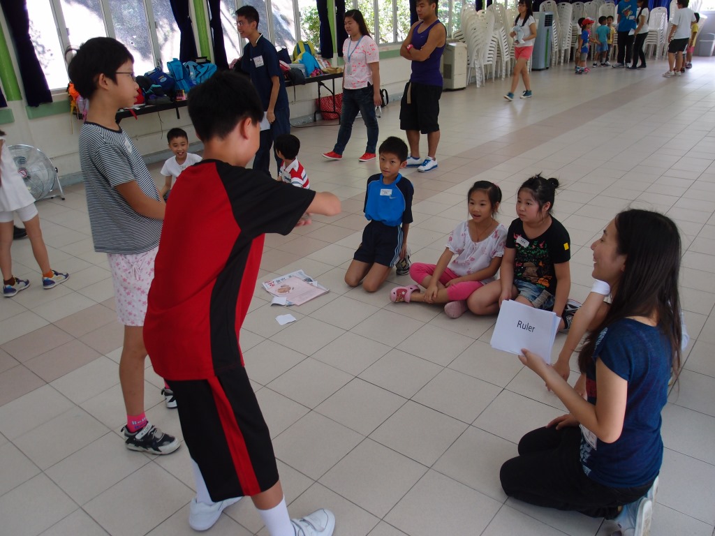 Brainstorming ways to demonstrate English words with body language