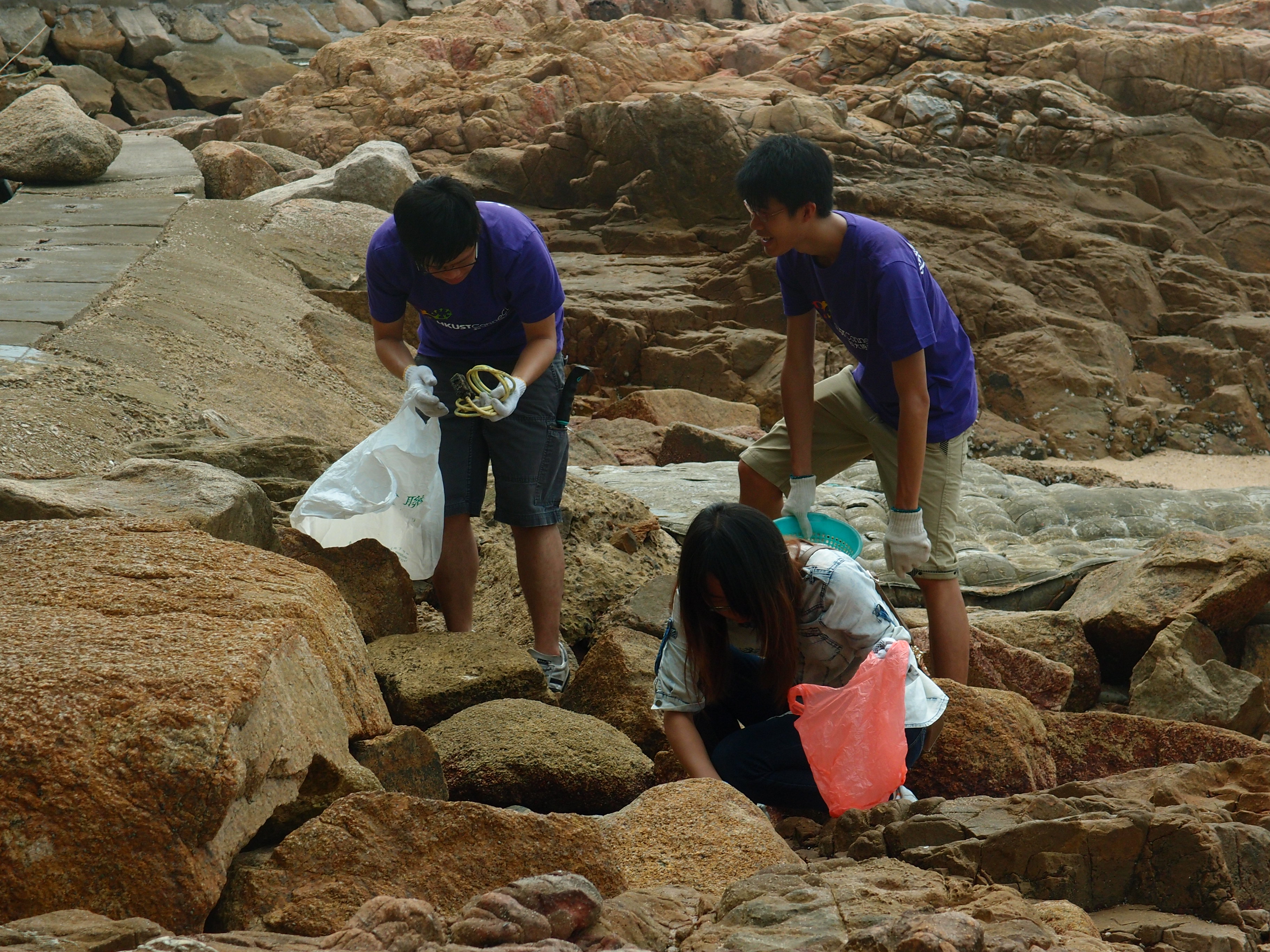 Looking for trash between the rocks.