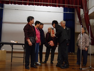 Senior citizens interacting with the magician	