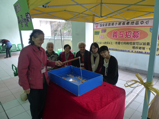 HKUST volunteers working together with the elderly volunteers