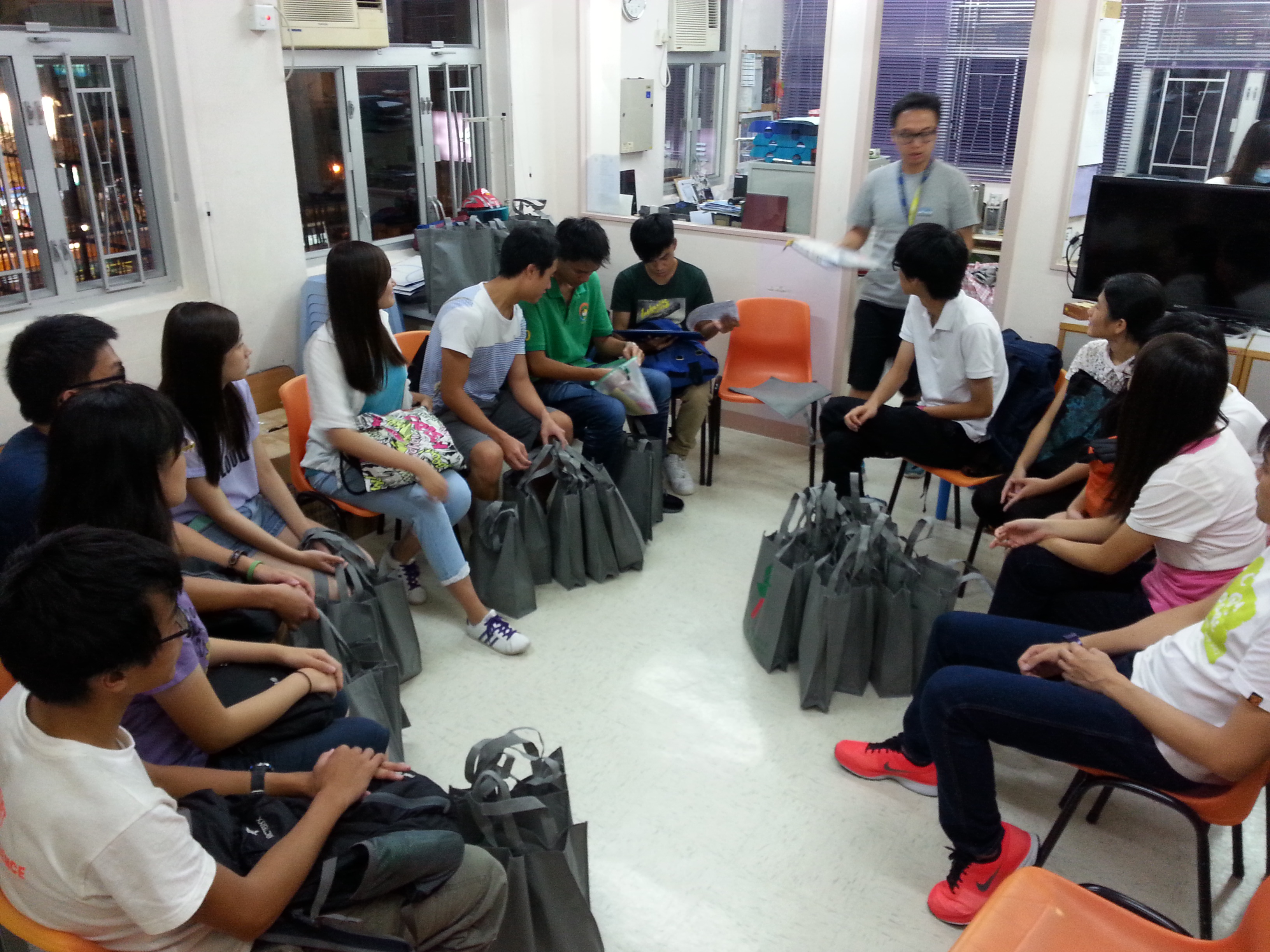 The social worker introducing the visiting service to the volunteers