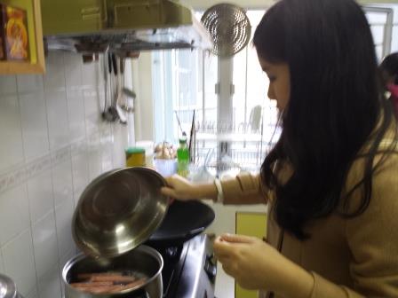 Volunteer preparing the food for the party