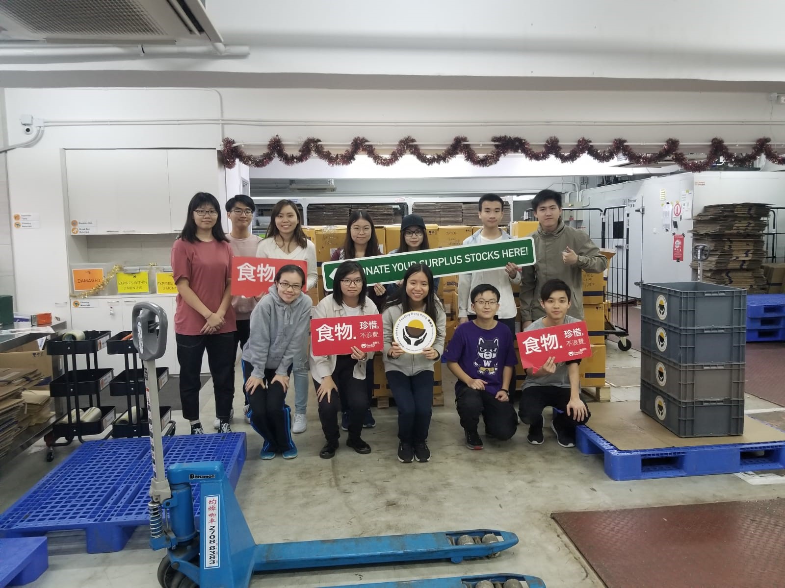 Volunteers took a group photo together with props in hand