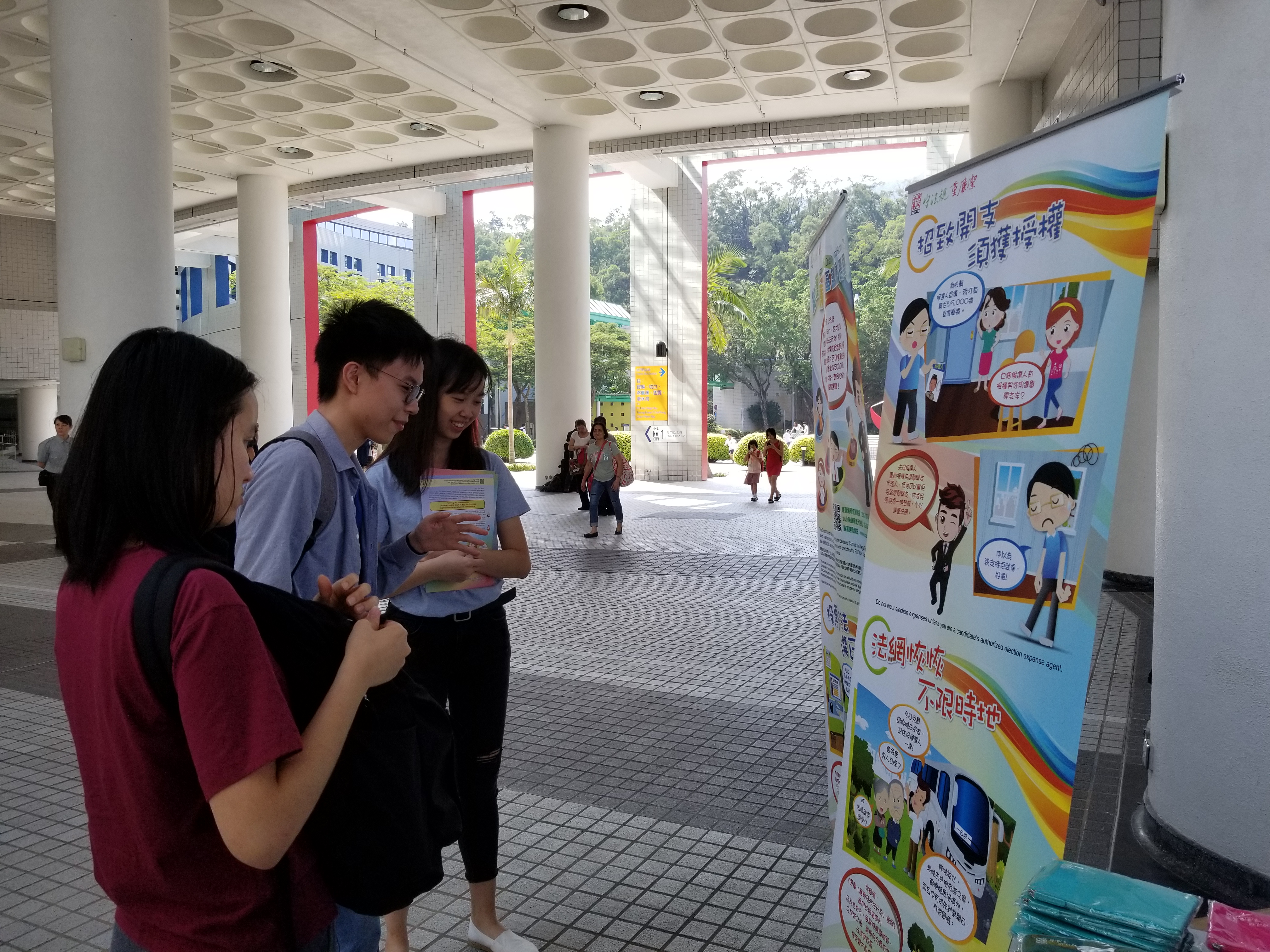 Volunteer introduced different election frauds to HKUST students so that they can avoid falling into the same pitfalls in the future.