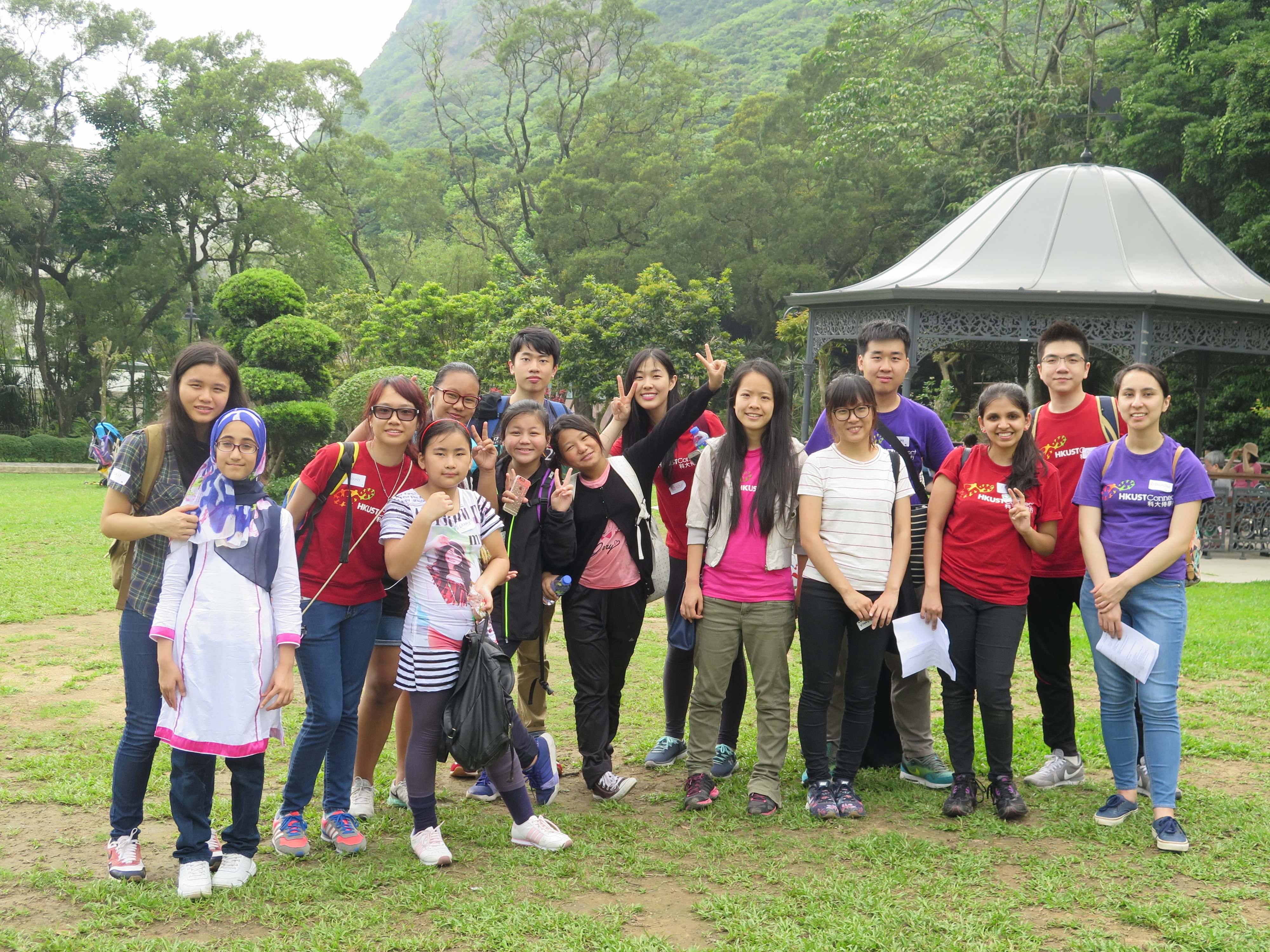 Both volunteers and ethnic minority kids enjoy the outing