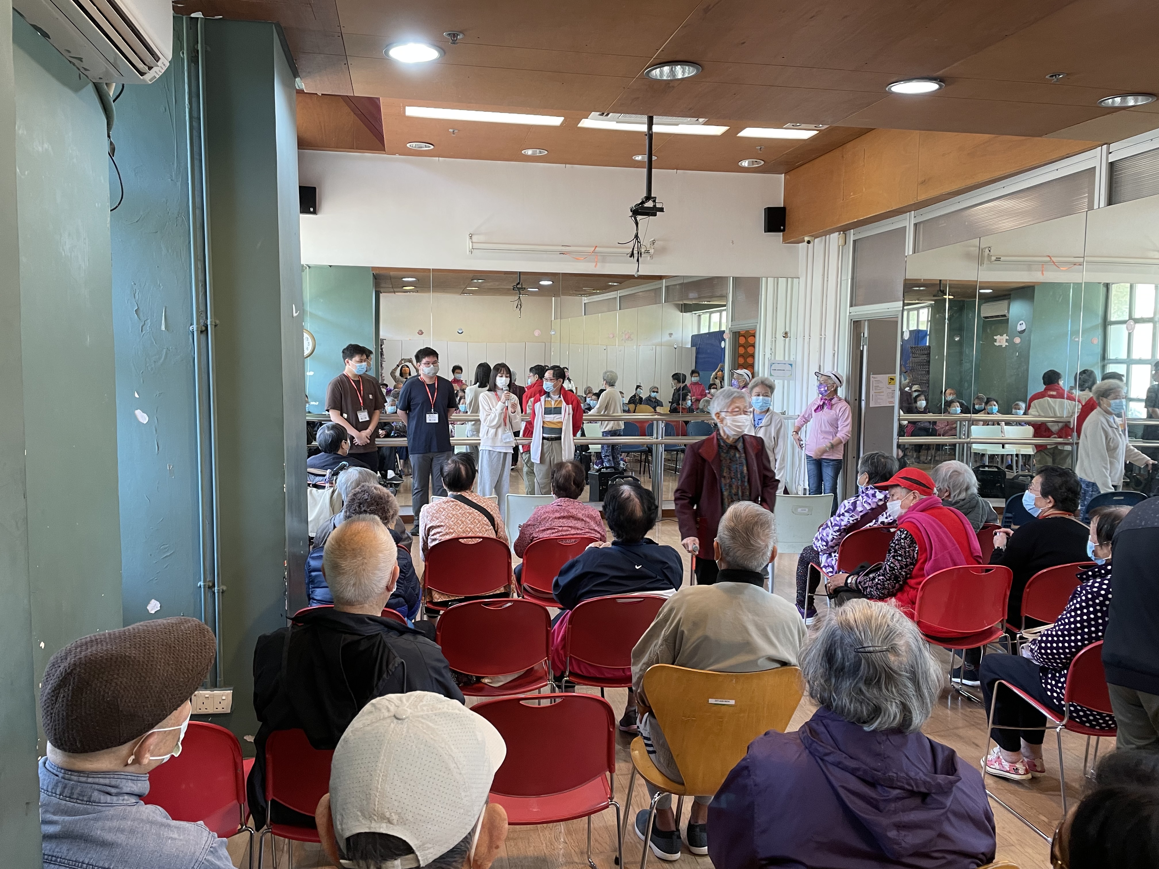The volunteers are holding workshop for the older people