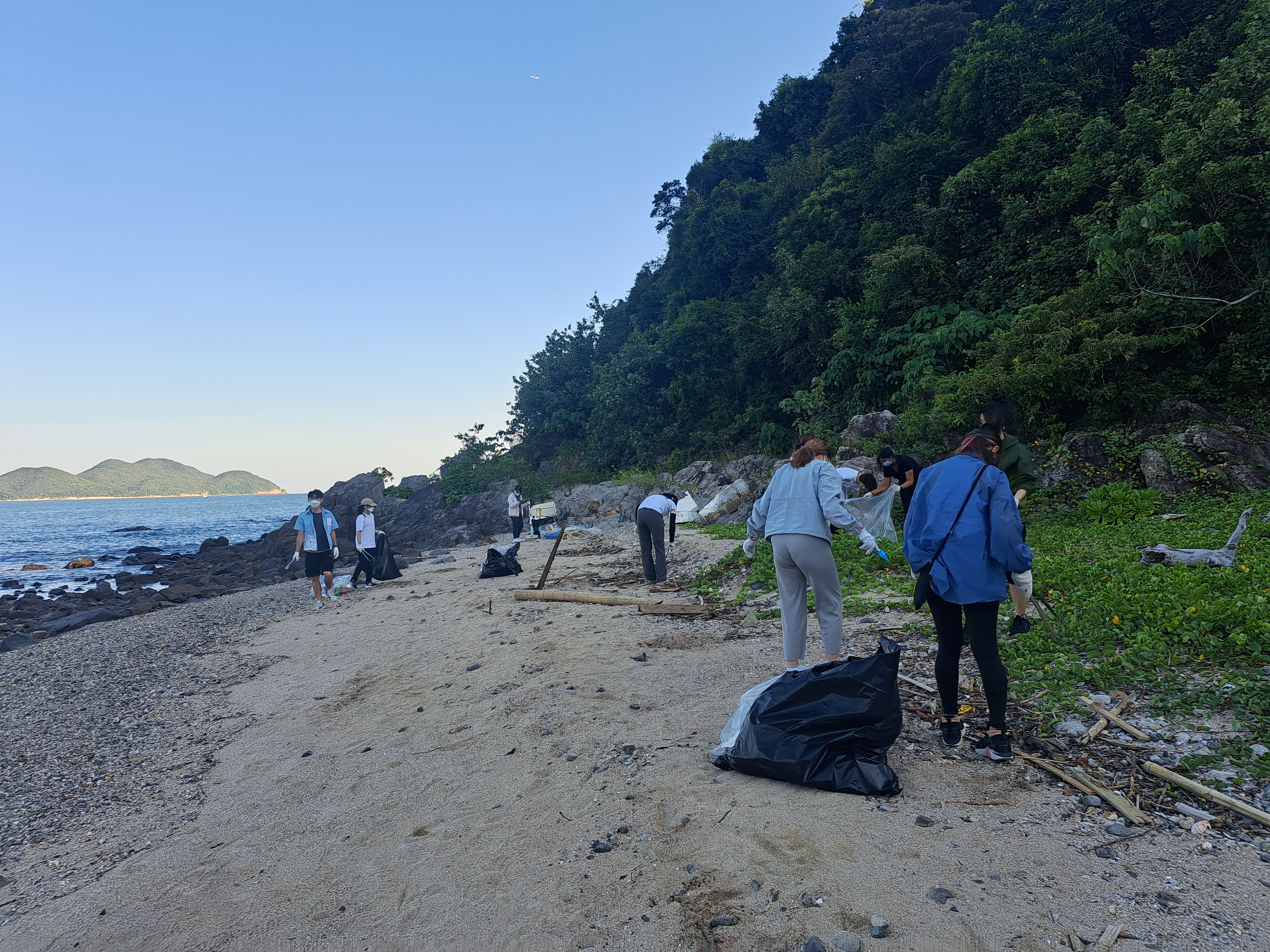 Volunteers cleaning rubbish