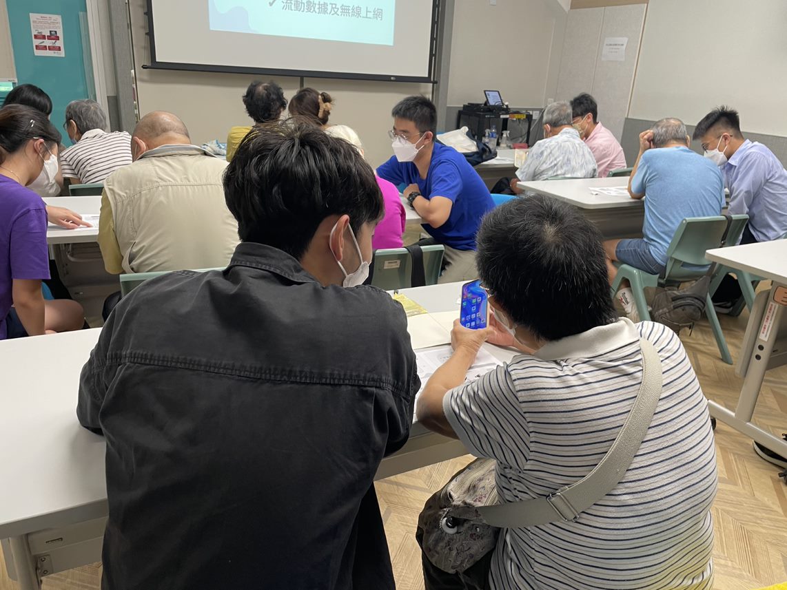 Volunteers guiding the elderly to use smartphones