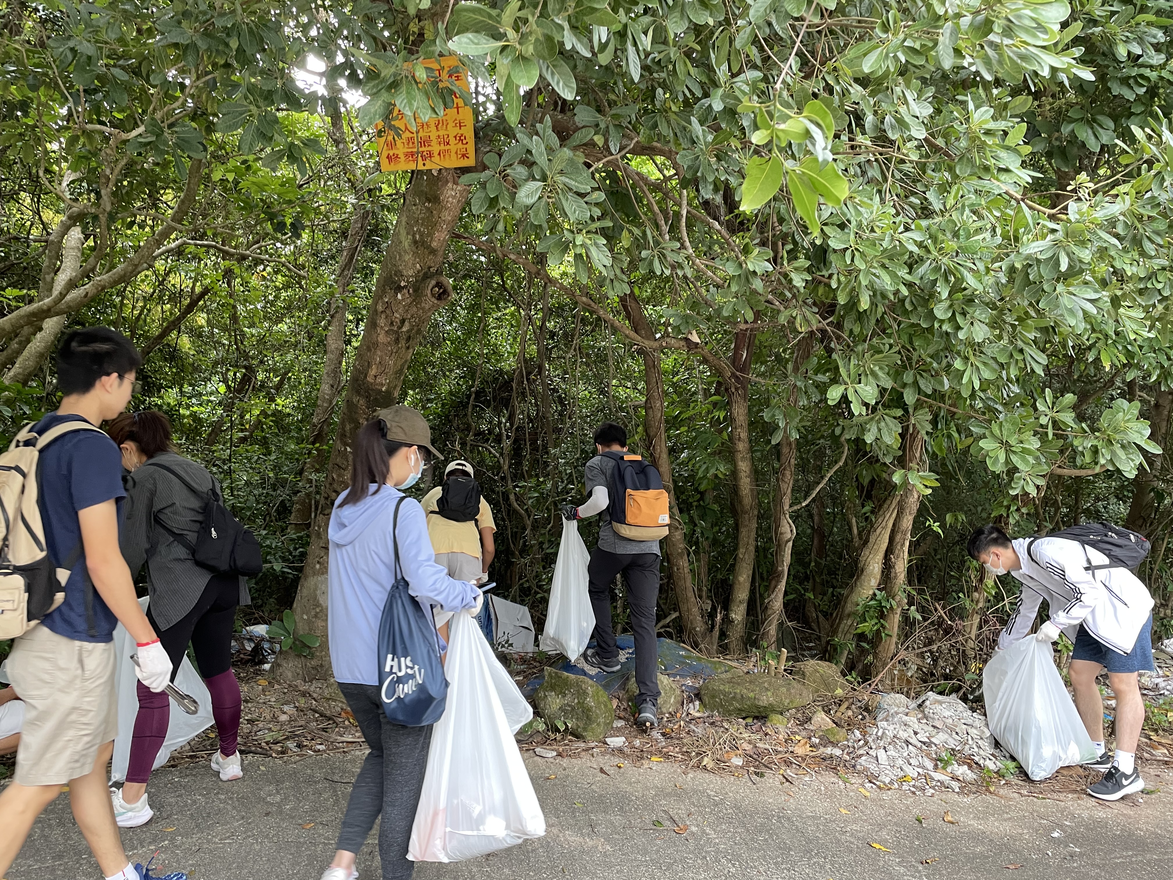 Volunteers picking up trash with good work allocation