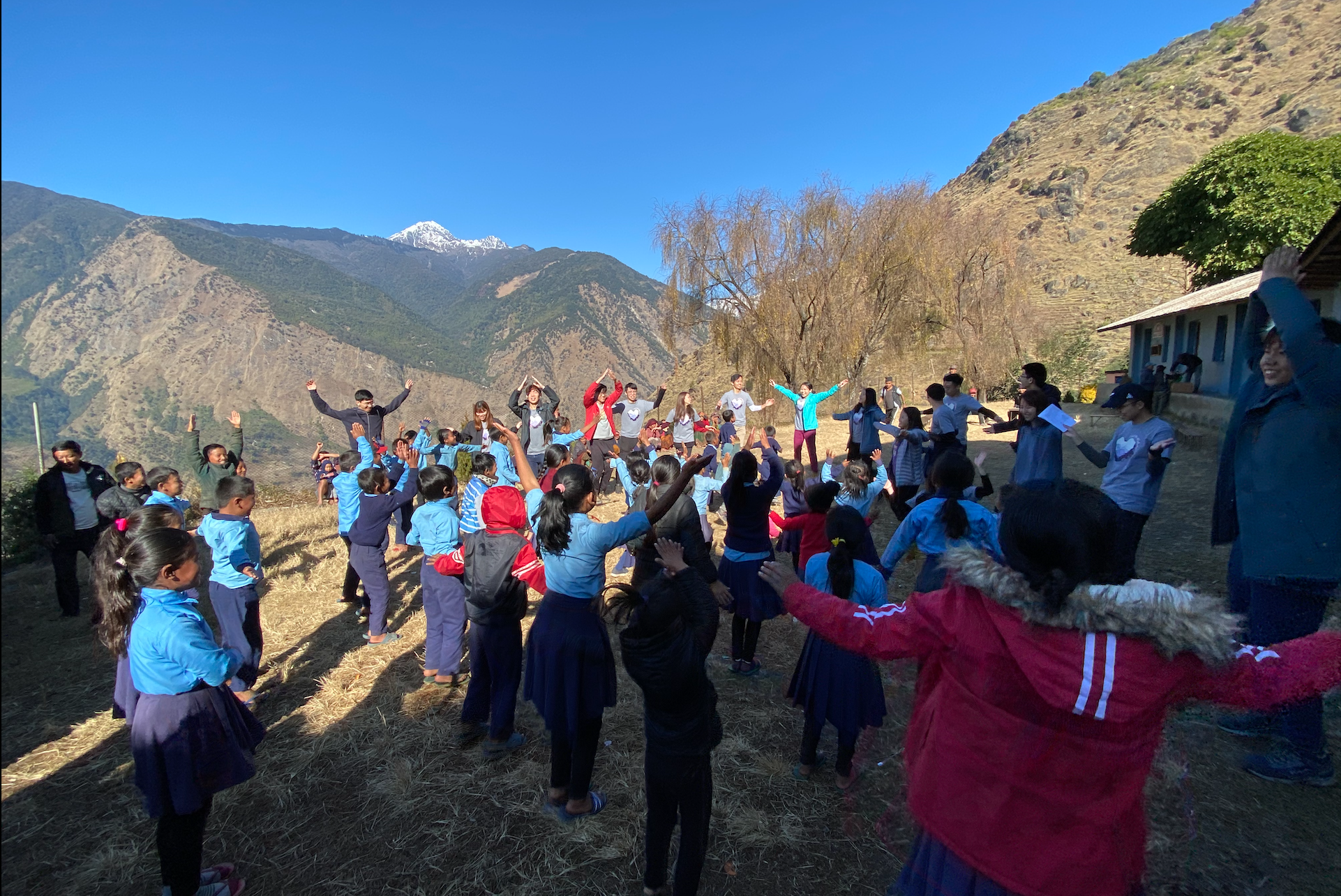 Volunteers were doing exercises with kids in Nepal