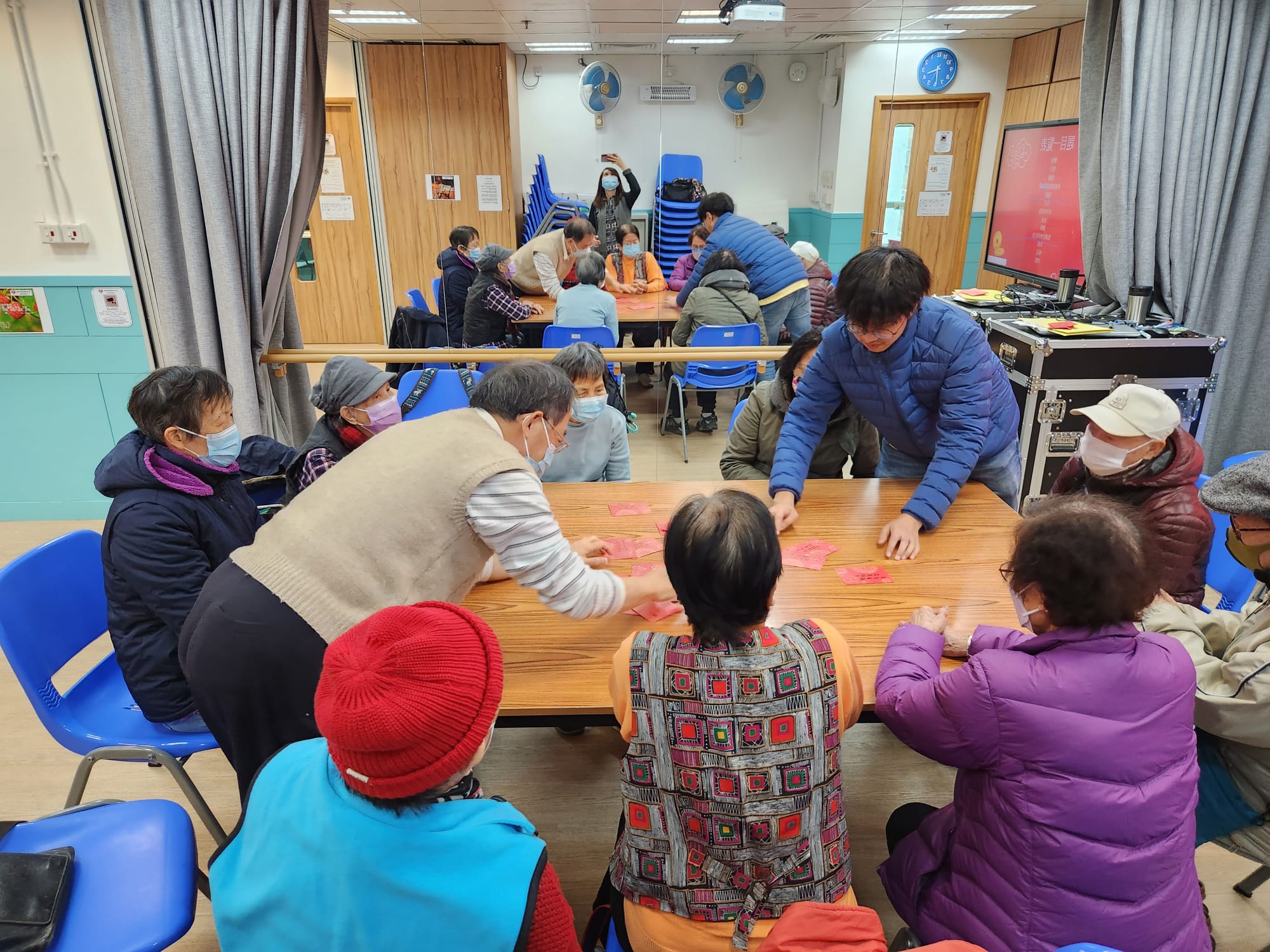 Volunteer hosting a workshop for the older people.