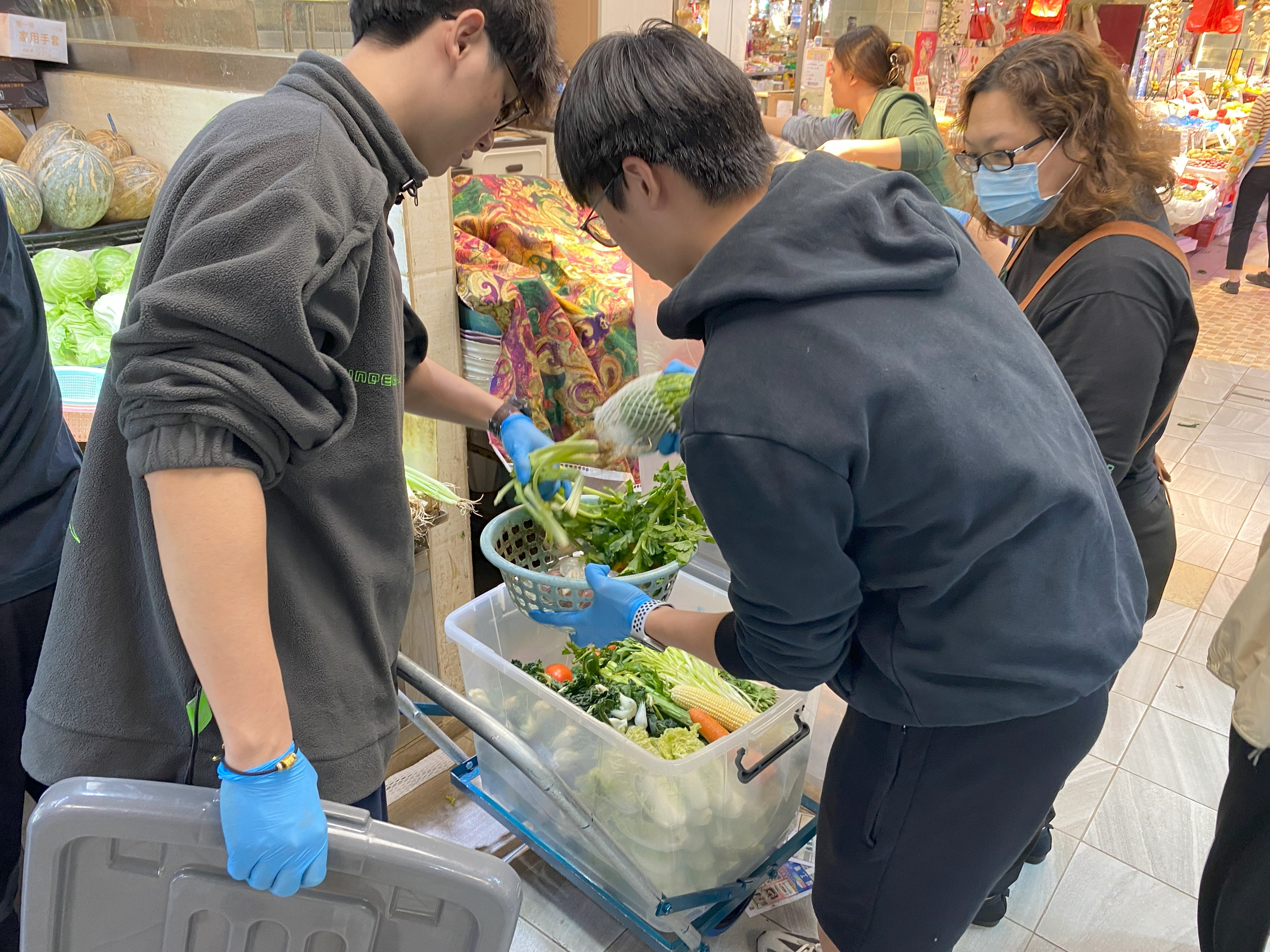 Volunteers collecting edible surplus food in the wet market