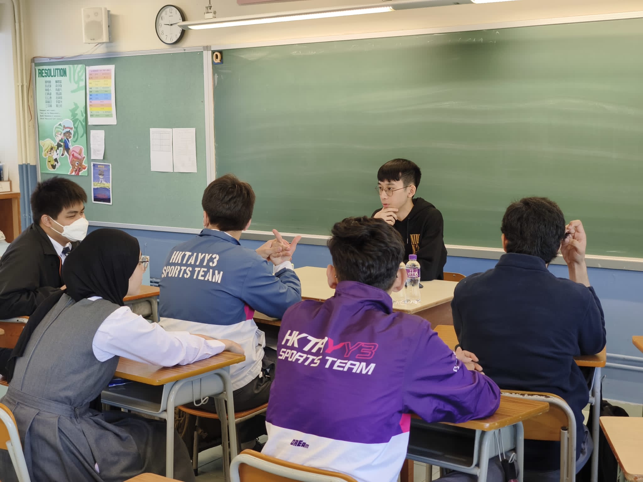 Volunteer chatting with the students