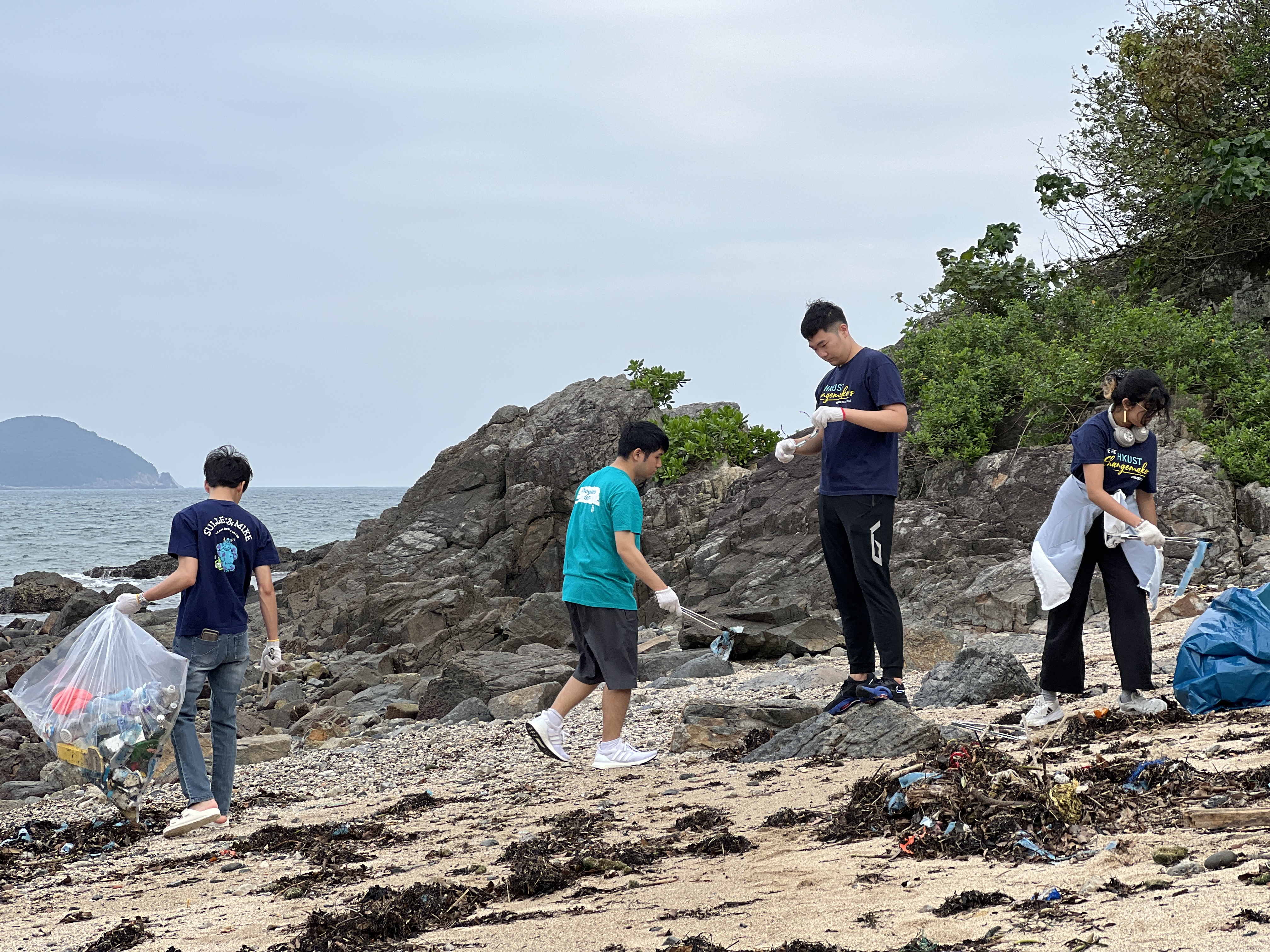 Picking up plastic pellets 