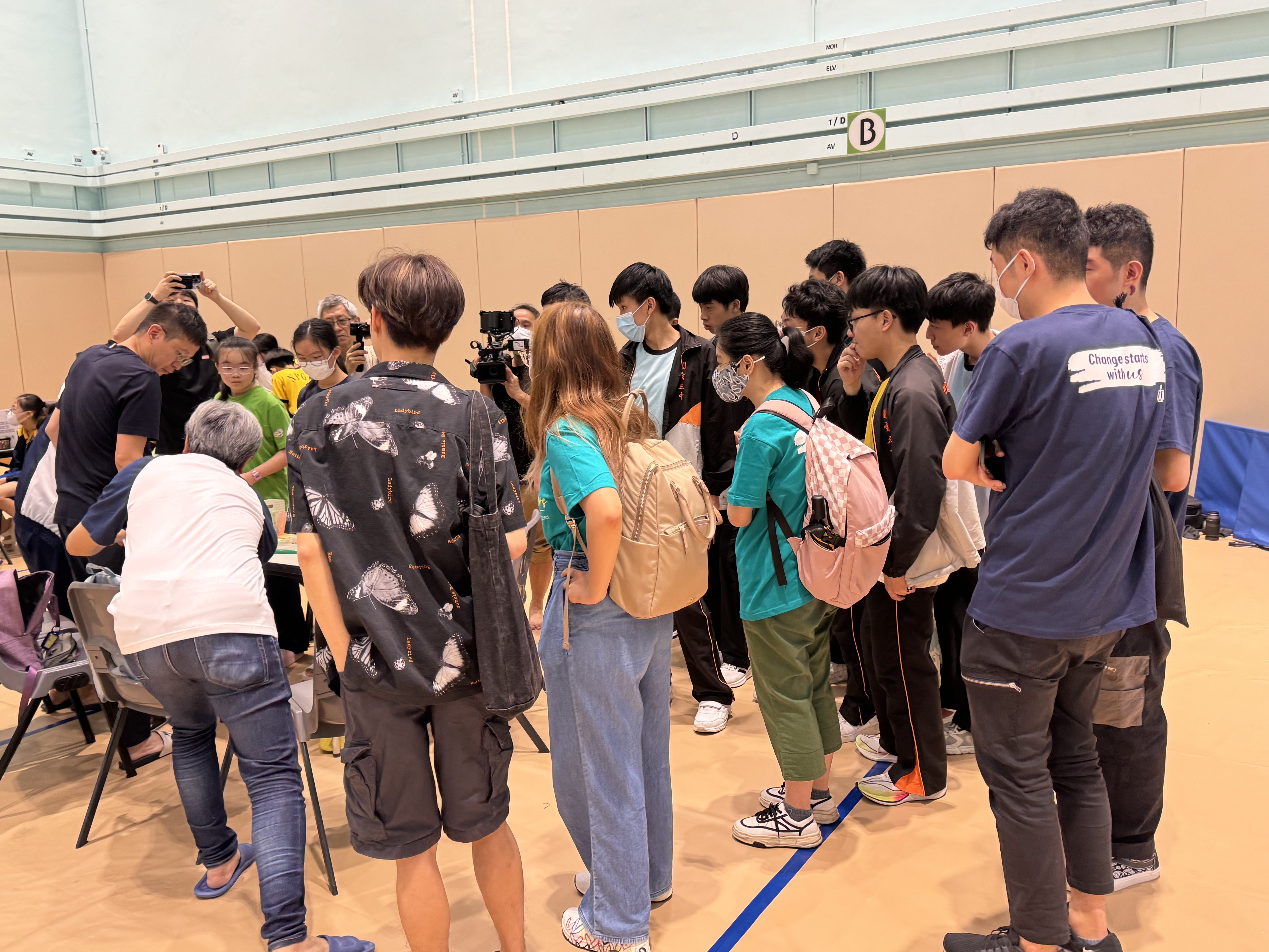 Volunteers and students from YY3 visiting the Underwater Robot competition.