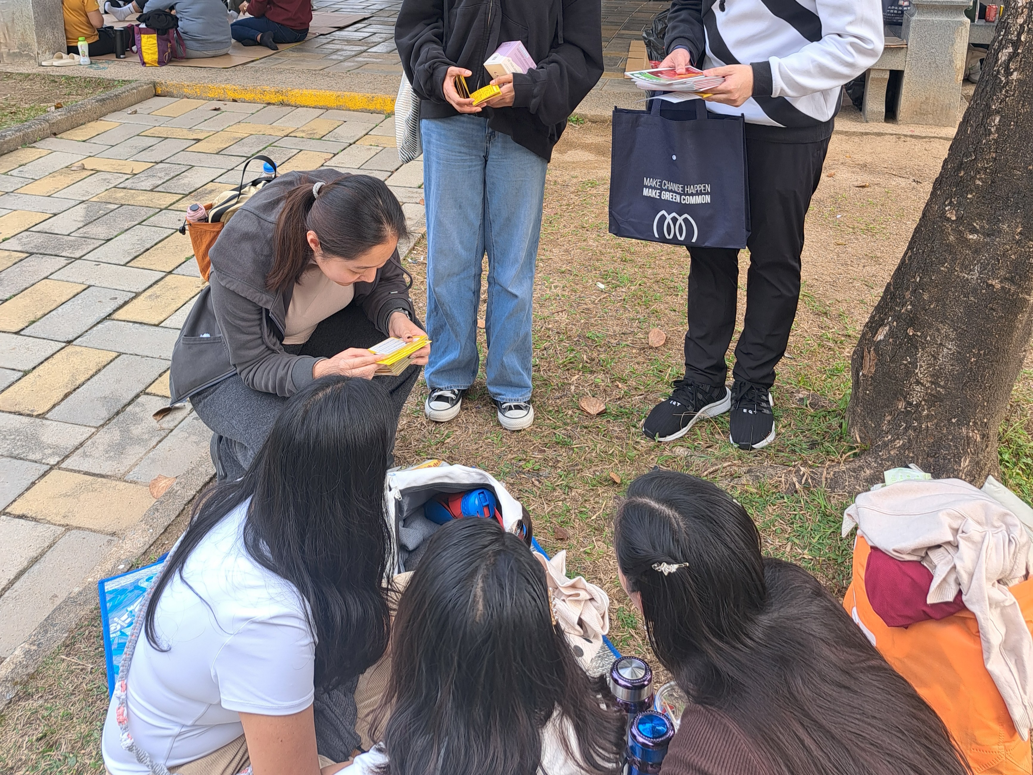 Students introducing resource cards to migrant domestic workers
