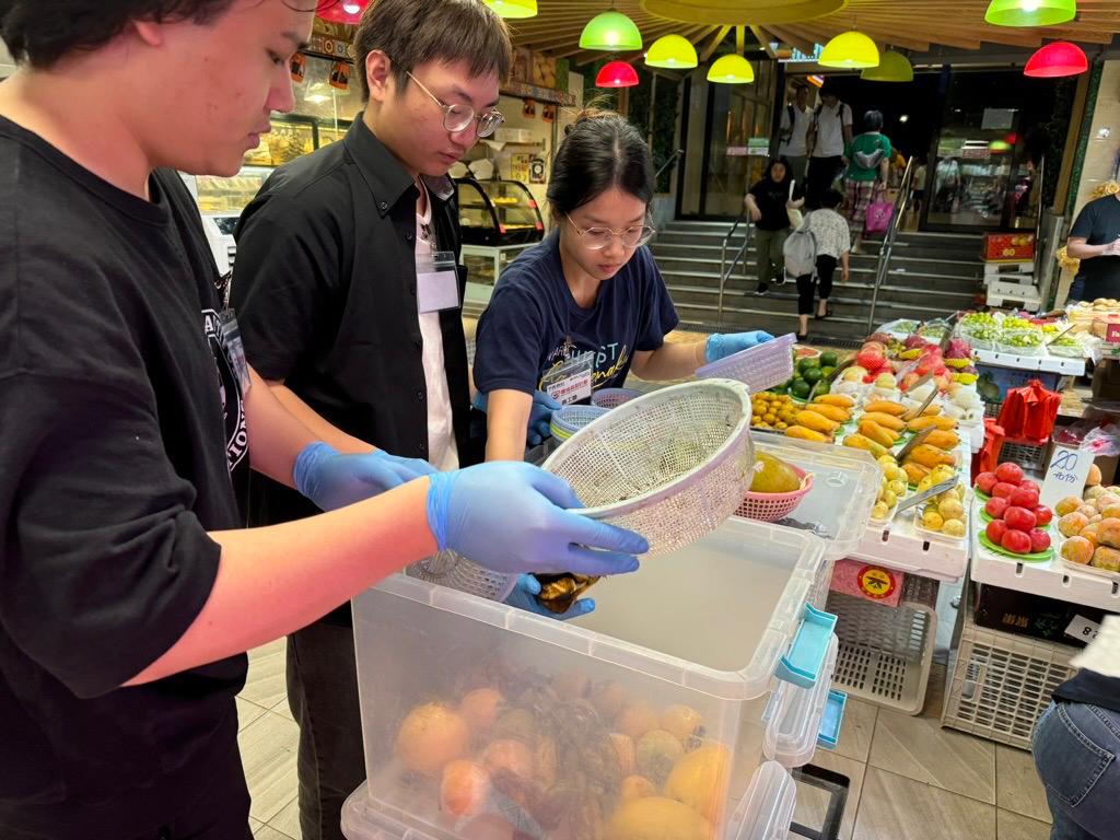 Students collecting surplus food in wet markets