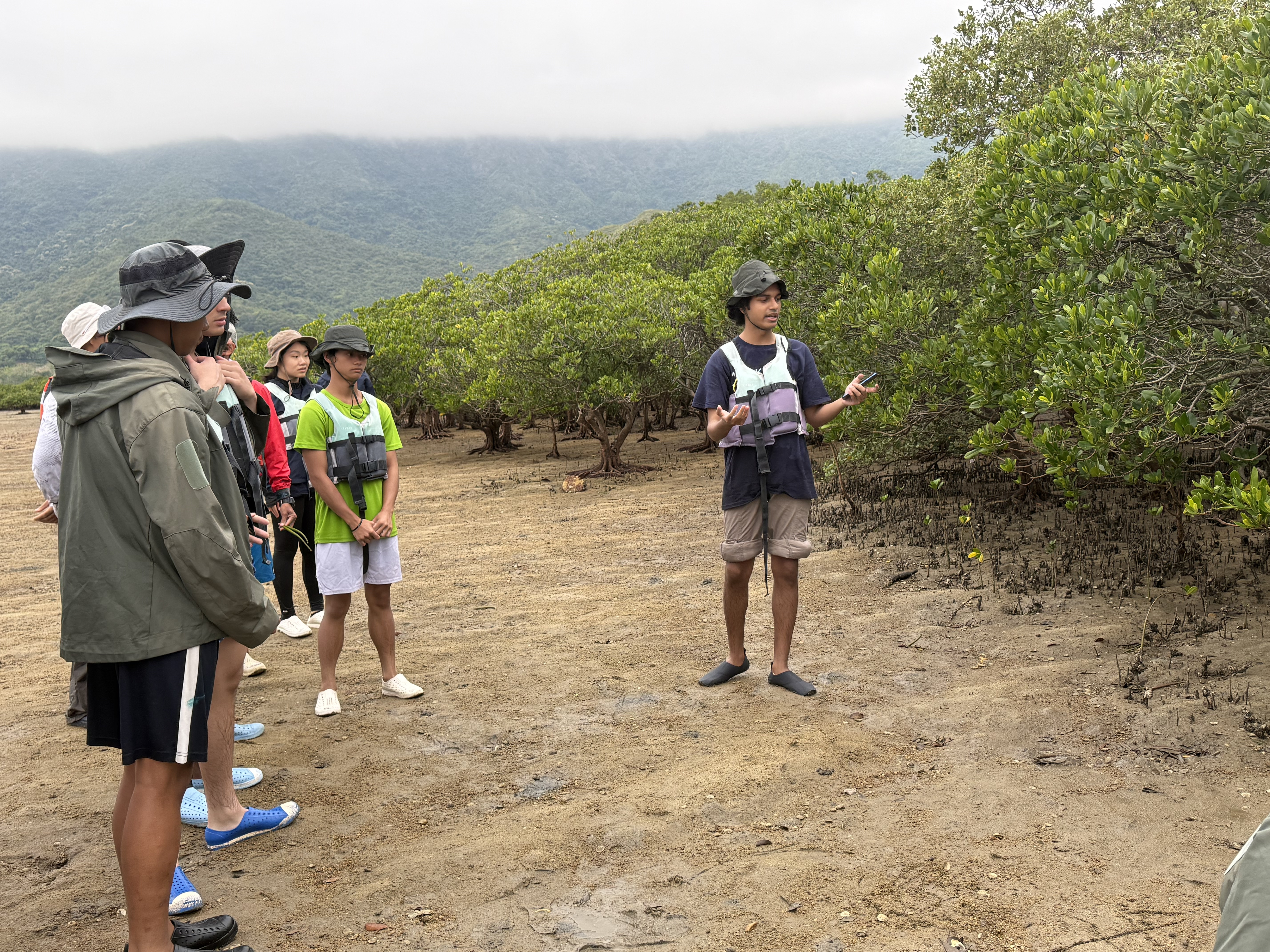 Introducing the importance of mangroves with secondary school students 