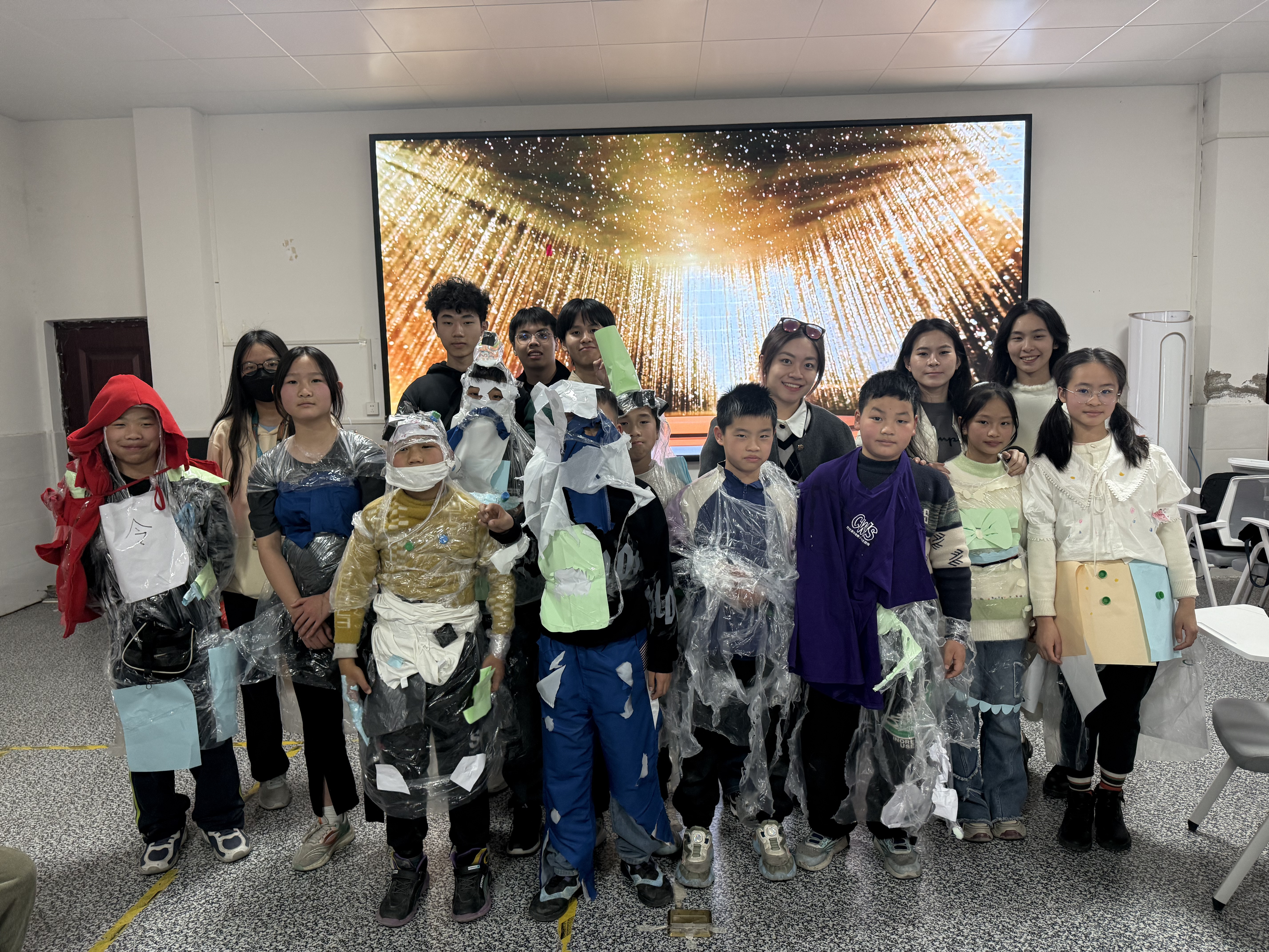 The primary school students were very happy with the products that they created with our HKUST volunteers.