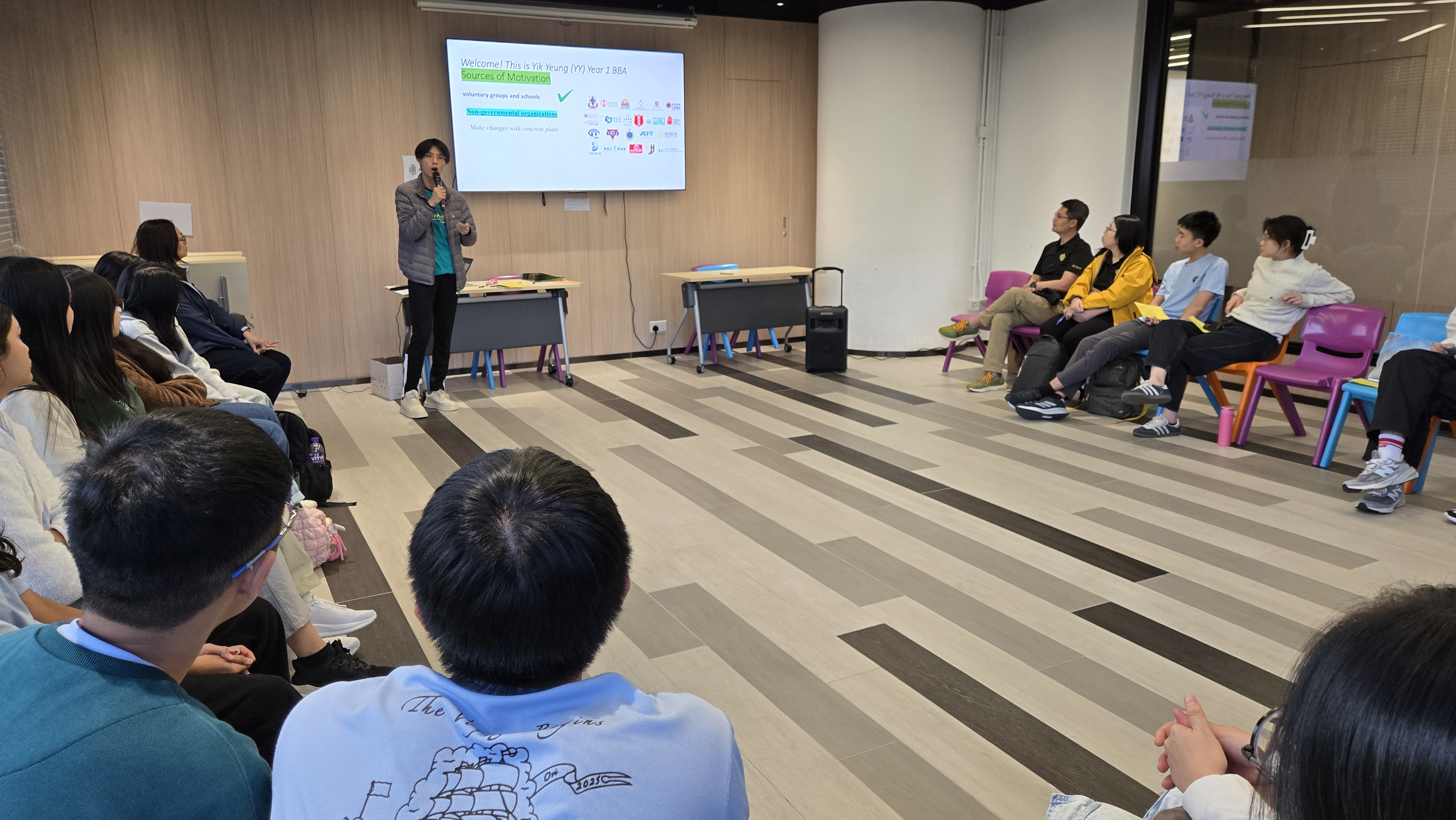 HKUST student leader sharing their service experience 