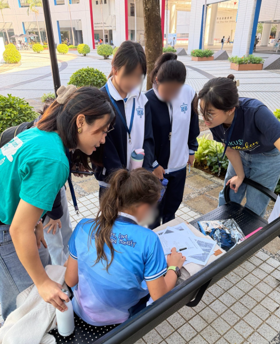 Primary school students and HKUST volunteers solving crossword puzzle together