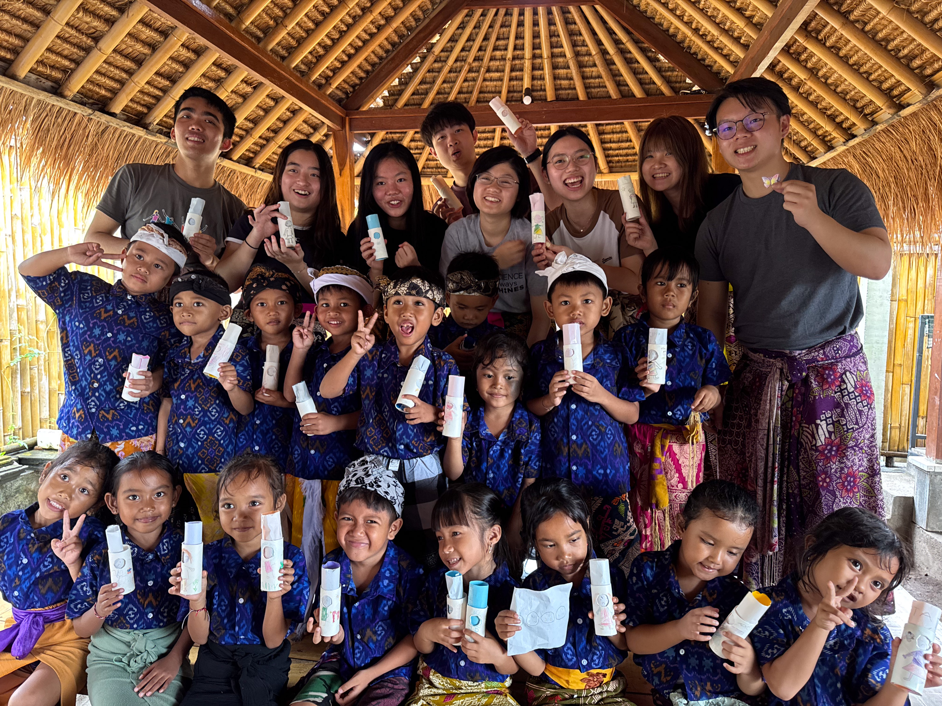 Volunteers inspring kindergarten students through handicraft