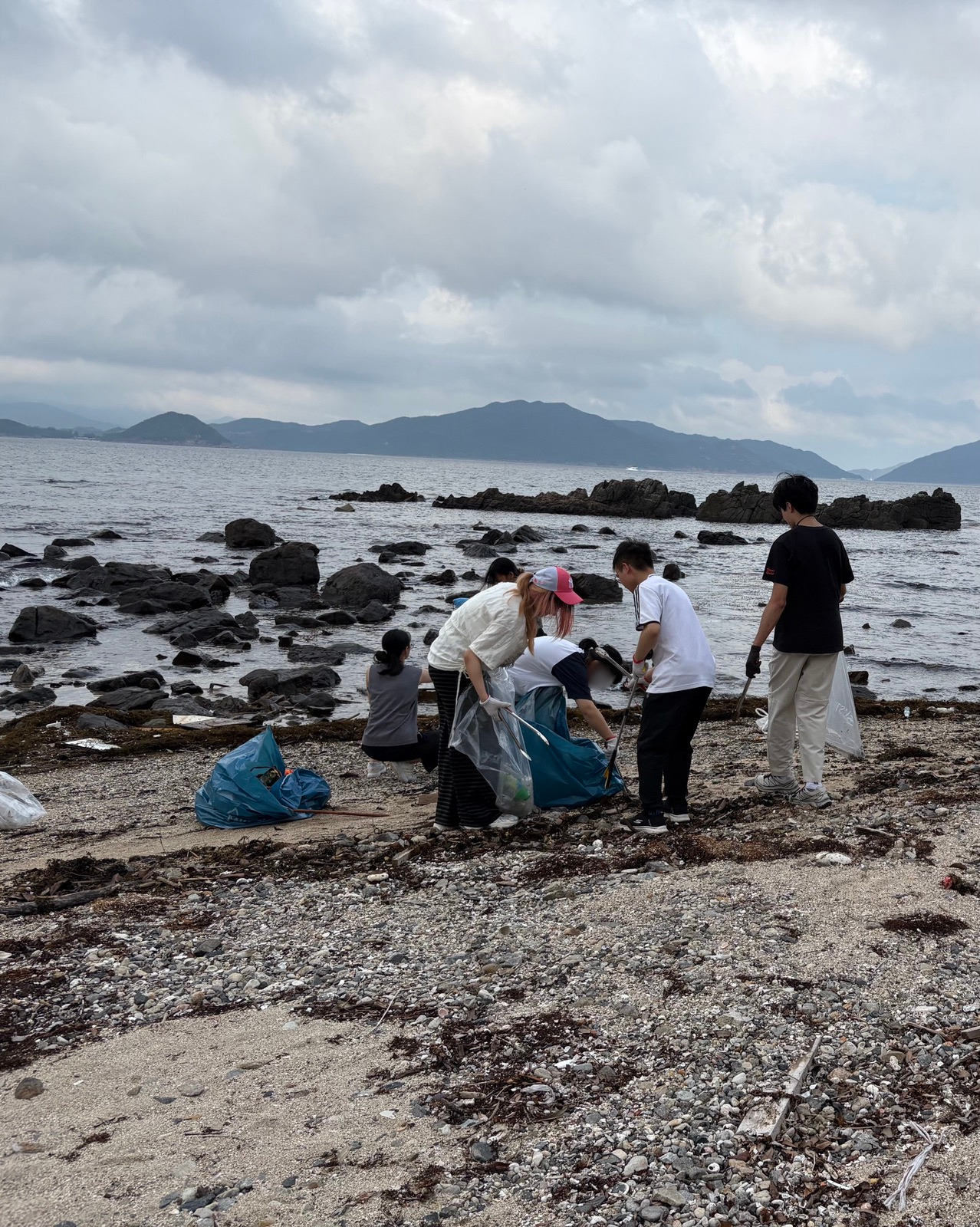 Students clearing debris at the HKUST seafront