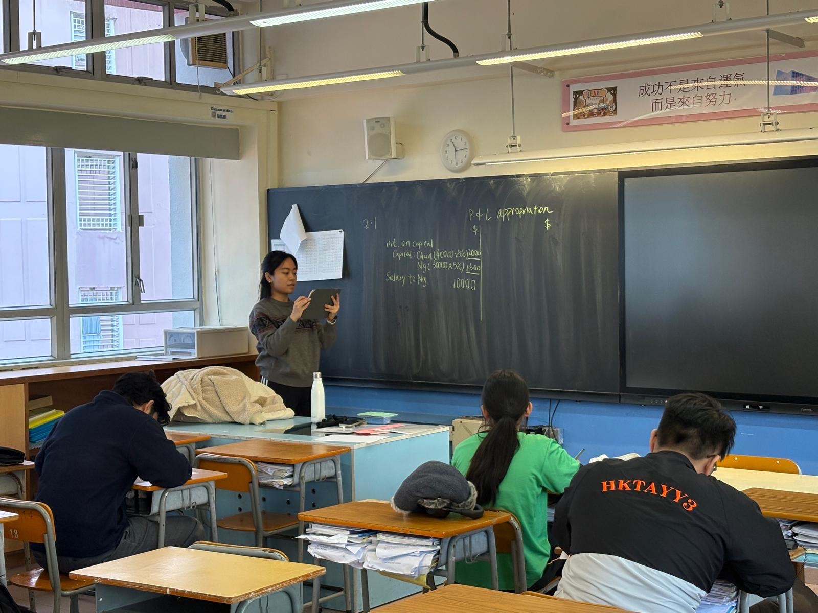 An HKUST volunteer explaining a concept during a BAFS lesson