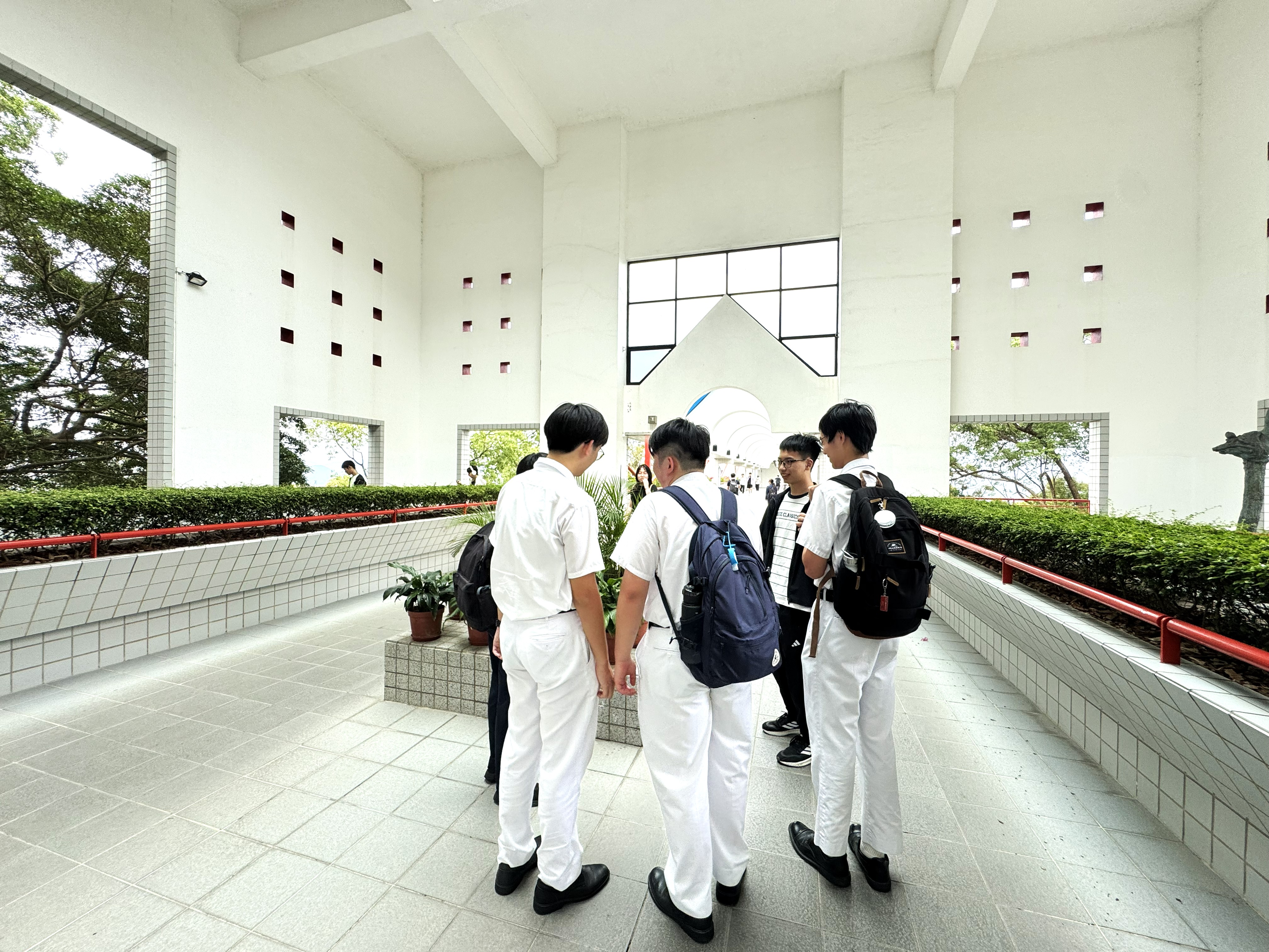 Visitors exploring campus life with HKUST volunteers