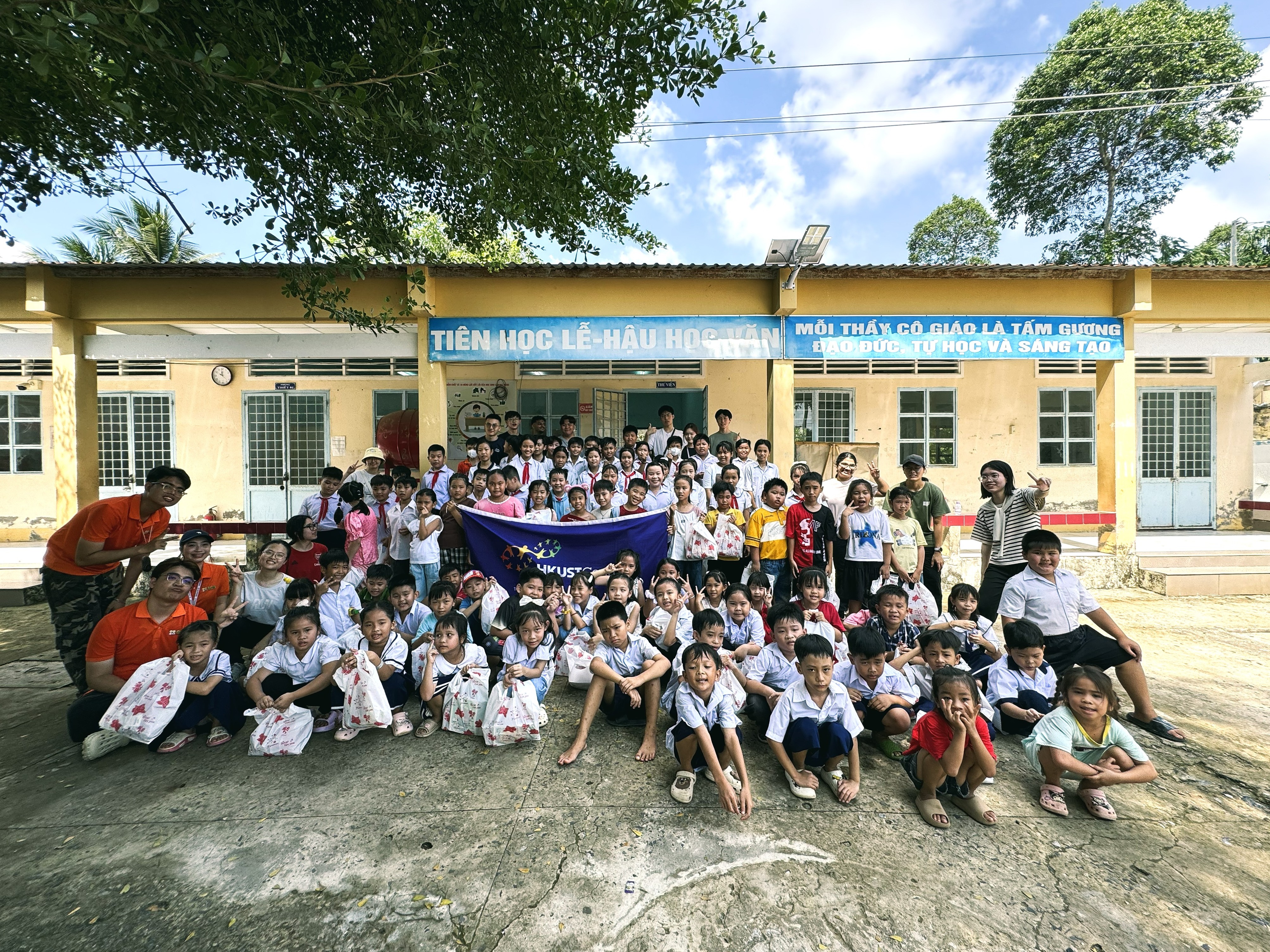 Primary school students and volunteers had so much fun at the carnival!