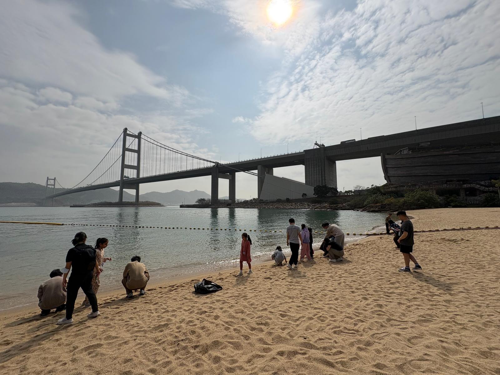 Beach clean-up with EM children