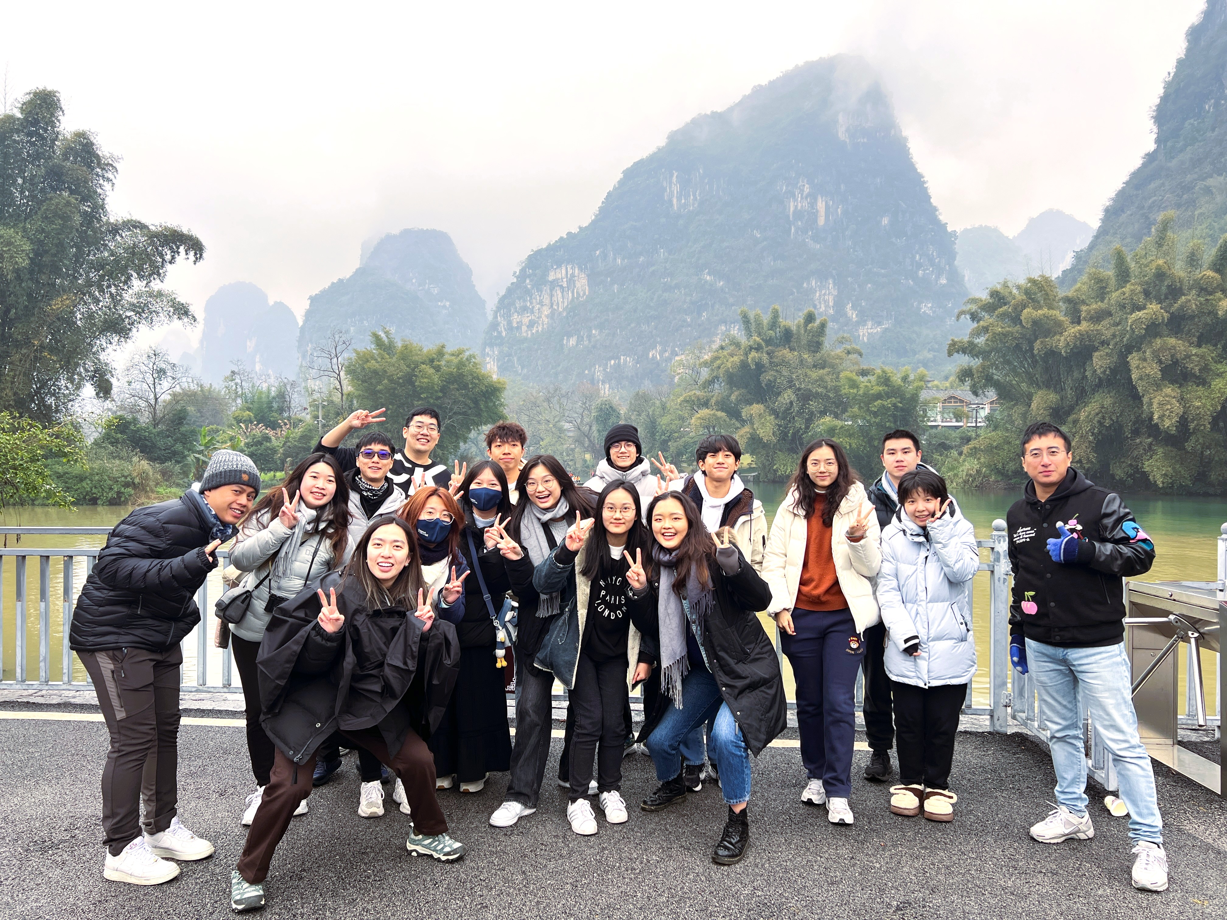 HKUST volunteers spent a delightful day exploring the beauty of Guilin.
