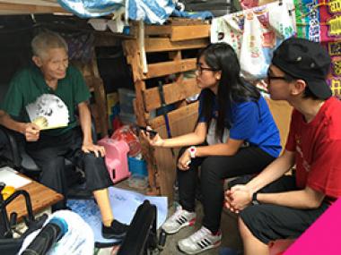Volunteers were talking with street sleepers in Sham Shui Po