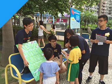 HKUST and UM students were holding a booth game for the public together.