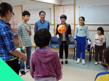 Students of the course SOSC2140 Research Methods in the Social Sciences doing a service in the community to practise the skills of collecting data