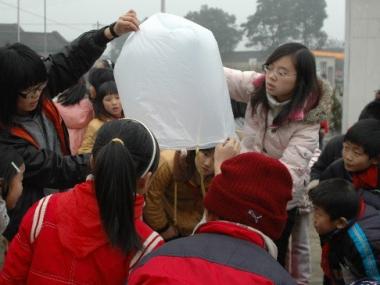 Trip participants were conducting Science experiment with schoolchildren in Sichuan