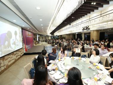 HKUST student and alumni volunteers, faculty and staff, and our valuable partners were having a banquet in a restaurant. 