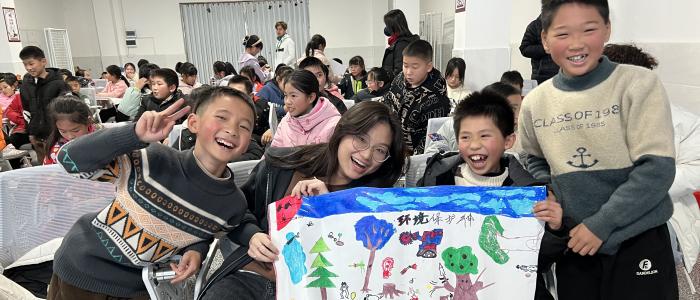 Volunteer took a photo with local students happily