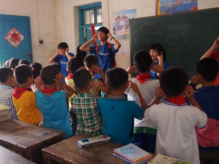 Volunteers singing "Head and Shoulders" to teach English