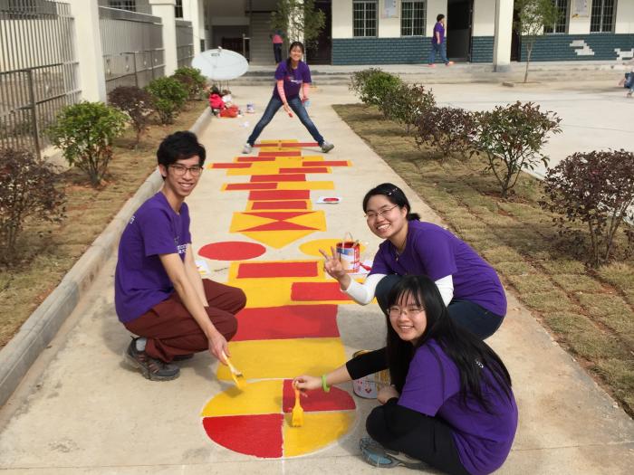 Volunteers drawing "Hopscotch" (跳飛機) on campus