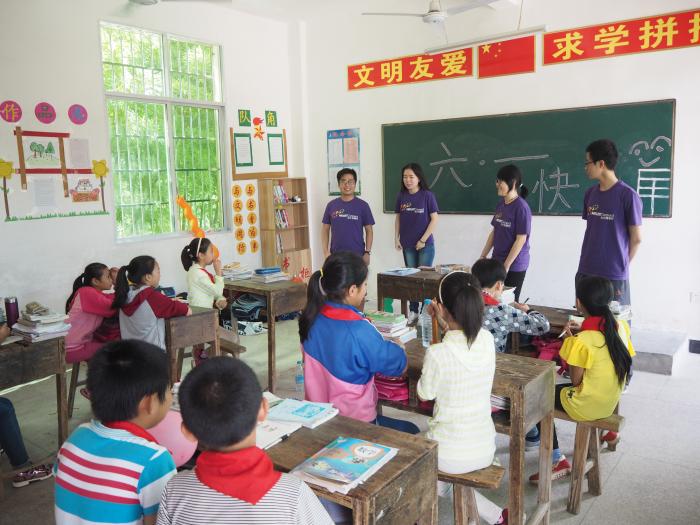 Volunteers introducing themselves to the children