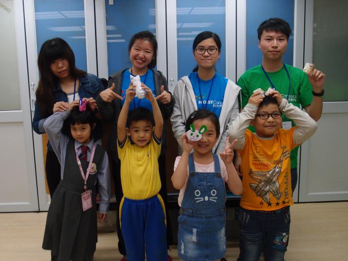 Volunteers and children showing the handicrafts they made