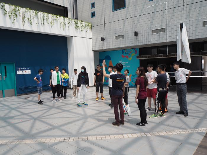 Volunteers introducing different facilities in campus