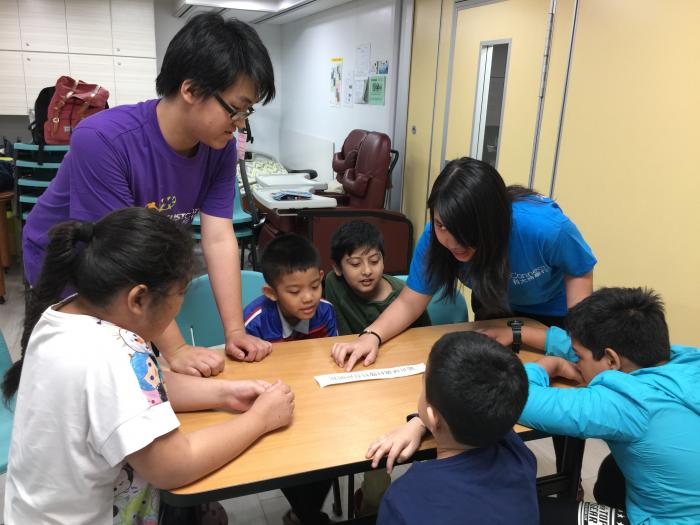 Volunteers teaching the children on the difference between Cantonese and Chinese